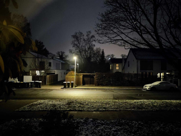 Dunkler Morgen, Straßenansicht mit Mülltonnen und Laterne
