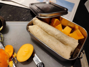 Wraps in einer Brotdose mit Khakifrüchten