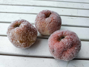 drei gefrorene Äpfel