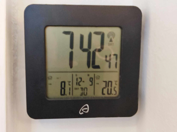 Funkstation, die um 7.42 Uhr eine Außentemperatur von 8 Grad anzeigt.