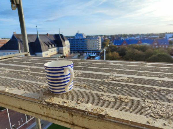 Tasse auf Baugerüst vor Westerländer Rathaus