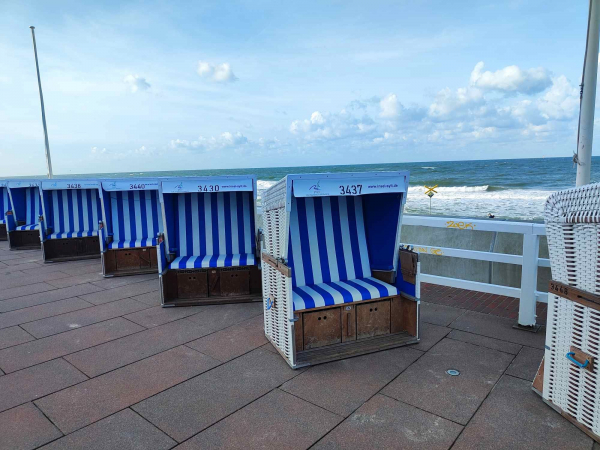 Strandkörbe vor dem Meer auf der Promenade