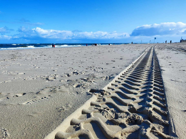 Baggerspuren im Sand 