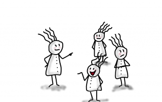 Vier Strichmännchen-ähnliche Figuren mit je vier abstehenden Haaren stehen in einer Gruppe. Jede Figur hat einen anderen Gesichtsausdruck: eine zeigt auf eine andere und lächelt leicht, eine steht abseits und wirkt traurig, eine lacht offen und gestikuliert, die vierte schaut verunsichert zur Seite. Die Szene symbolisiert eine systemische Aufstellung mit unterschiedlichen Positionen und Emotionen innerhalb eines Systems.