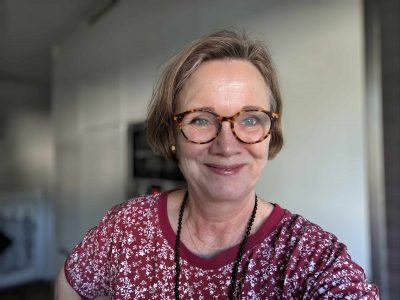 Frau mit Brille, Erstellerin des Artikels, gut gelaunt.