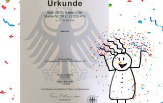 Urkunde des Deutschen Patent- und Markenamts zur Eintragung der Marke Vierhaar, umrahmt von Konfetti. Daneben eine gezeichnete Vierhaar-Figur mit erhobenen Armen, fröhlich feiernd.