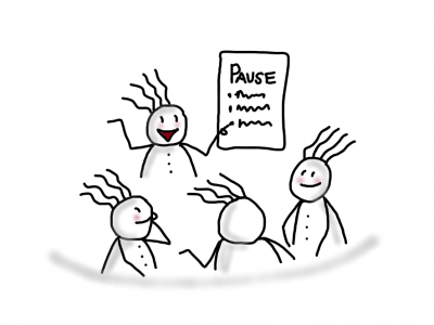 Vierhaar-Illustration: Vier Figuren sitzen zusammen, eine erklärt am Flipchart das Thema ‚Pause‘. Symbolbild für Entspannung, Workshop und kleine Auszeiten.