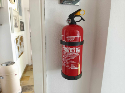 Feuerlöscher, an der Wand angebracht