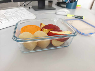 Lunchbox mit Apfel und Harzer