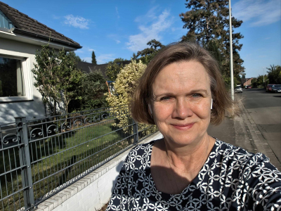 Claudia kneift die Augen zu.