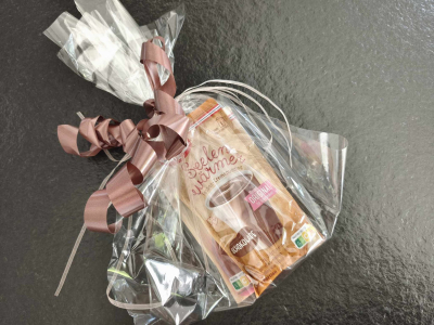 Puddingpulver als Geschenk verpackt