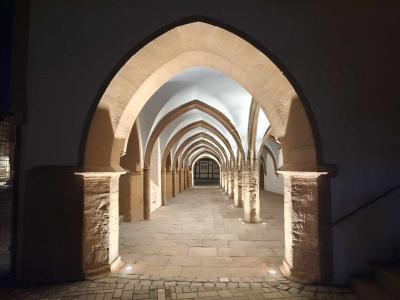 Bogengang vom Rathaus in Goslar mit nächtlicher Beleuchtung.