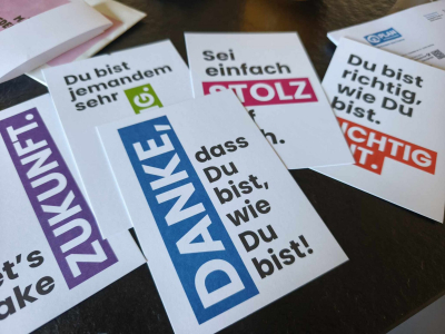 Postkarten mit motivierenden Sprüchen.