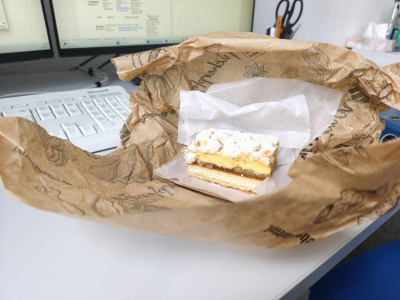 Kuchen vor Bildschirm