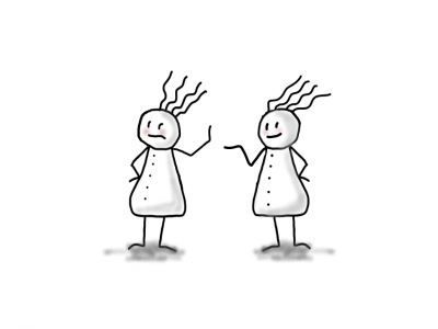 Zwei Vierhaar-Figuren stehen sich gegenüber: die linke wirkt unsicher oder nachdenklich, die rechte freundlich und offen. Symbolbild für unterschiedliche Haltungen oder Emotionen im Coaching-Prozess.