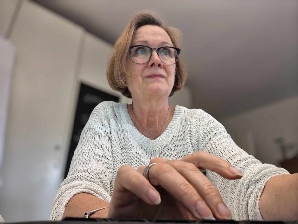 Claudia konzentriert am Schreibtisch