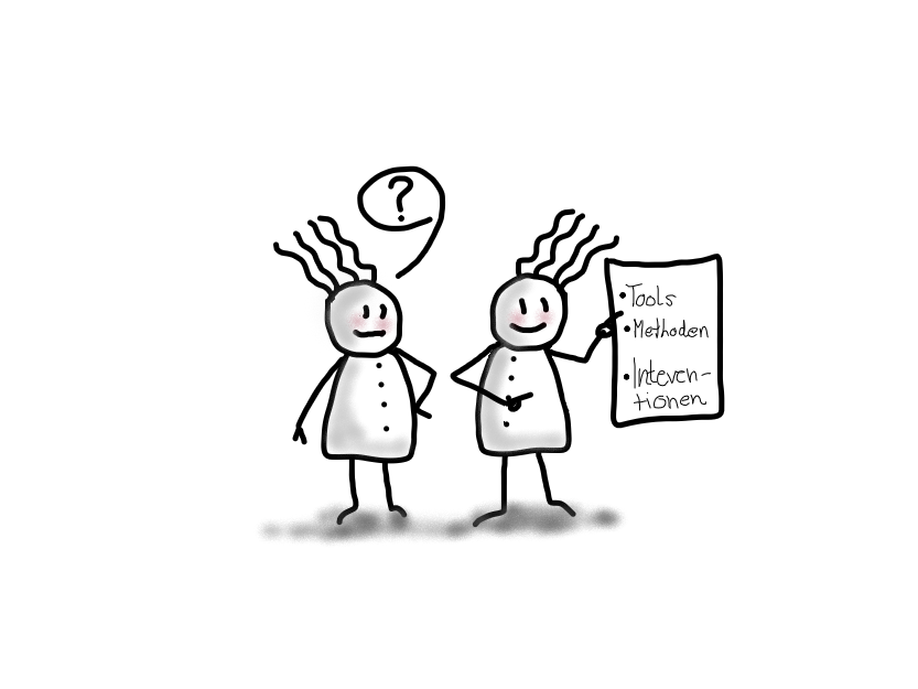Zwei gezeichnete Vierhaar-Figuren stehen nebeneinander. Die linke Figur wirkt fragend und hat ein Fragezeichen über dem Kopf. Die rechte Figur zeigt lächelnd auf ein Schild mit den Punkten ‚Tools‘, ‚Methoden‘ und ‚Interventionen‘